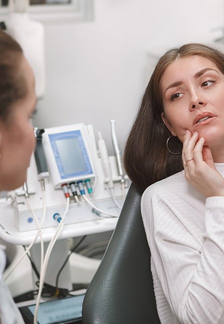 A woman seeing her dentist for a dental emergency